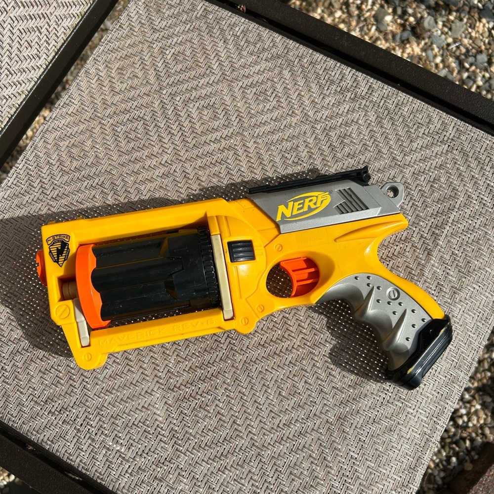 Nerf N-Strike Maverick Rev-6, dart blaster